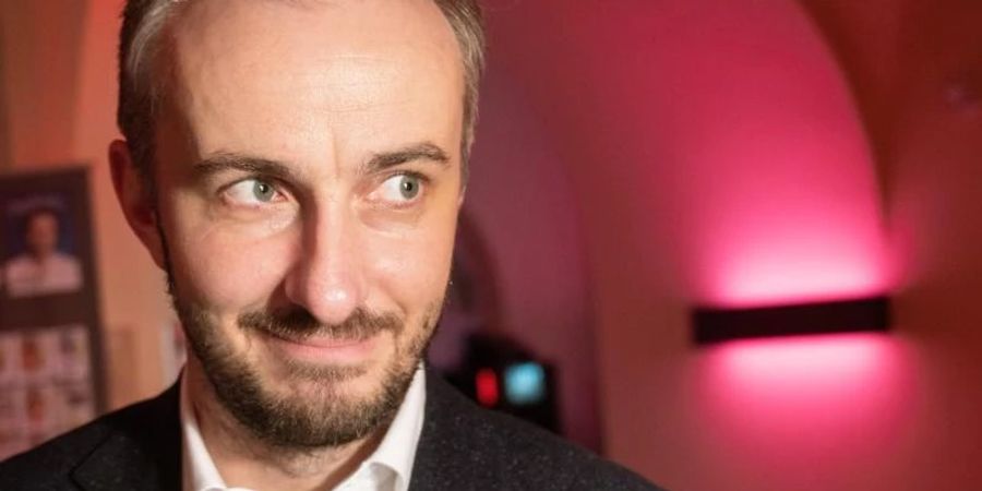 So kontrovers wie kaum ein Zweiter in der deutschen Medienlandschaft: Jan Böhmermann wird 41. Foto: Christophe Gateau/dpa