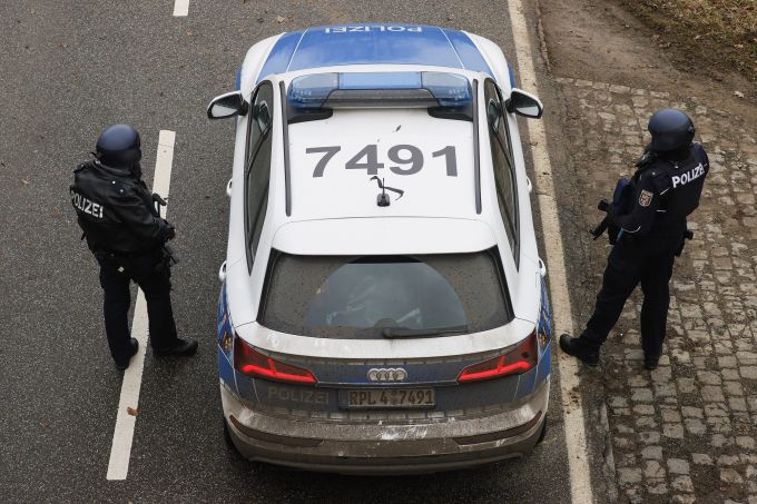 Zwei Polizisten sichern eine Strasse in Ulmet (D). Ulmet