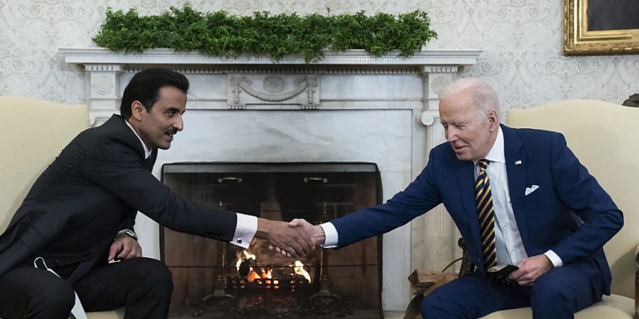 Der katarische Emir Sheikh Tamim bin Hamad Al Thani und US-Präsident Joe Biden vereinbaren per Handschlag, dass Katar künftig für die USA ein grösseres Gewicht bekommt.