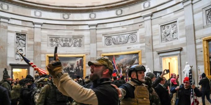 Trump-Anhänger vor einem Jahr im Kapitol der Vereinigten Staaten. Die Grupe nennt sich Oath Keepers. Angriff