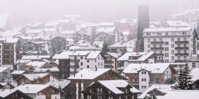 Das Skigebiet Saas-Fee mit dem ersten Schneefall der Wintersaison im Dorf am 2.11.2021. Saas-Fee Coronavirus
