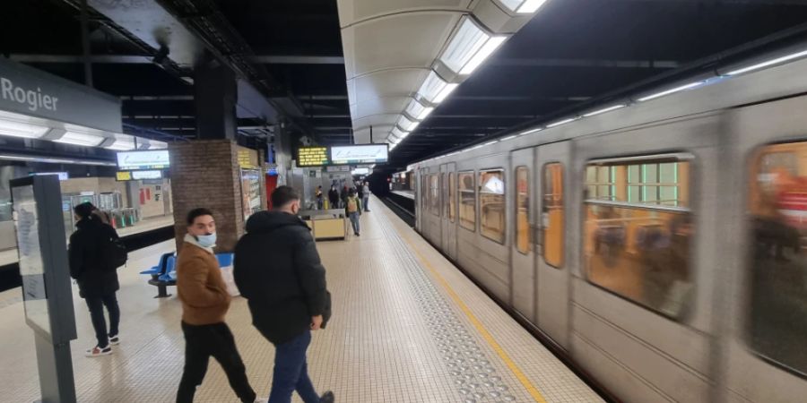 Menschen gehen am Bahnsteig der Metrostation Rogier entlang. Eine Frau ist Medienberichten zufolge in Brüssel vor eine einfahrende U-Bahn gestossen worden. Foto: Hatim Kaghat/BELGA/dpa