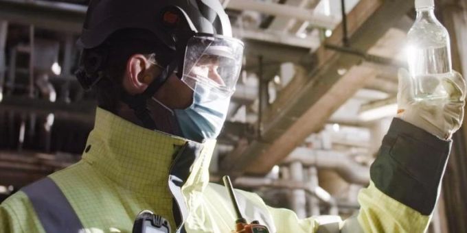 Ein Mitarbeiter von BP begutachtet eine Produktprobe des fertigen Biokerosin-Gemischs. Foto: BP Europa SE/dpa Ein Mitarbeiter von BP begutachtet eine Produktprobe des fertigen Biokerosin-Gemischs. Foto: BP Europa SE/dpa