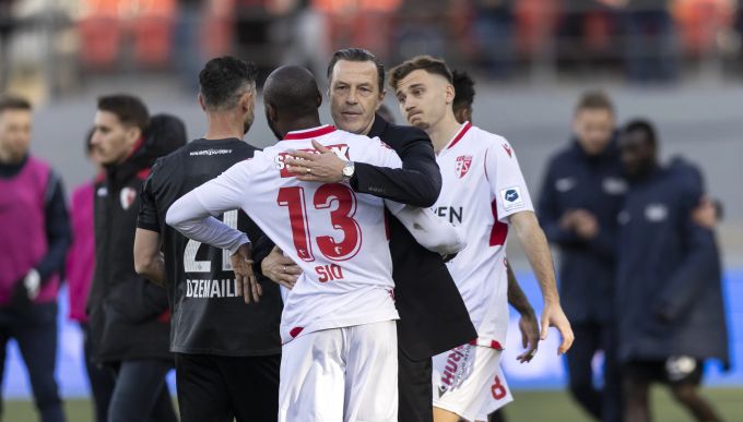Nach dem Spiel gratuliert Tramezzani seiner Mannschaft zum Punkt in der Super League gegen den FCZ. FC Sion Super League