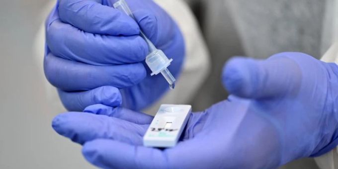 Forscher der Ludwig-Maximilians-Universität kommen zu dem Ergebnis: Handelsübliche Antigen-Schnelltests erkennen eine Omikron-Infektion schlechter als eine Delta-Infektion. Foto: Martin Schutt/dpa-Zentralbild/dpa Forscher der Ludwig-Maximilians-Universität kommen zu dem Ergebnis: Handelsübliche Antigen-Schnelltests erkennen eine Omikron-Infektion schlechter als eine Delta-Infektion. Foto: Martin Schutt/dpa-Zentralbild/dpa