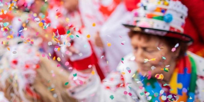 Unter normalen Bedingungen hätte die Wirtschaft durch den Karneval nach Schätzungen mit Getränken, Hotelübernachtungen und Kostümen rund 1,79 Milliarden Euro eingenommen. Foto: Rolf Vennenbernd/dpa Unter normalen Bedingungen hätte die Wirtschaft durch den Karneval nach Schätzungen mit Getränken, Hotelübernachtungen und Kostümen rund 1,79 Milliarden Euro eingenommen. Foto: Rolf Vennenbernd/dpa