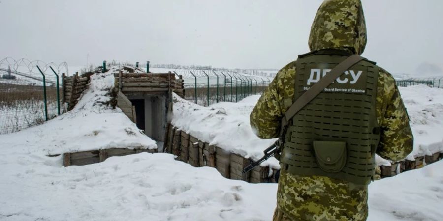 Ukrainischer Soldat an der Grenze zu Russland