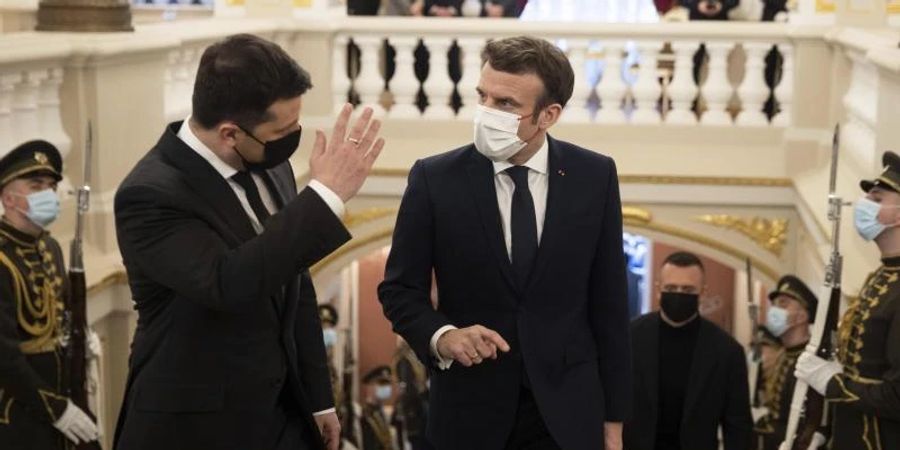 Wolodymyr Selenskyj (l), Präsident der Ukraine, und Emmanuel Macron, Präsident von Frankreich, während ihres Treffens. Die diplomatischen Bemühungen um eine Entschärfung im Ukraine-Konflikt werden mit dem Besuch Macrons in Kiew fortgesetzt. Foto: Uncredited/Ukrainian Presidential Press Office/dpa