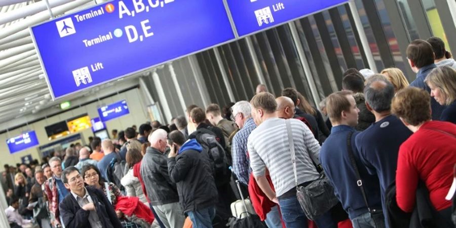 Wartende Passagiere am Frankfurter Flughafen