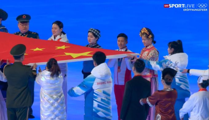 Die chinesische Flagge wird zum Mast gereicht. olympia 2022