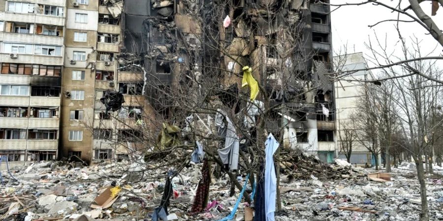 Durch Beschuss zerstörter Wohnblock in Charkiw