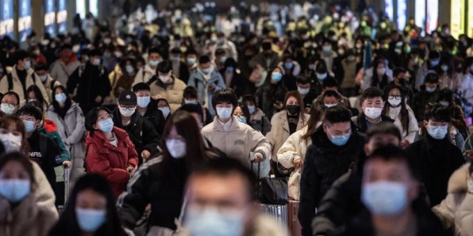 Passagiere kommen am Bahnhof Hankou in Wuhan an und tragen Mund-Nasen-Schutz. Foto: Ren Yong/SOPA Images via ZUMA Press Wire/dpa Passagiere kommen am Bahnhof Hankou in Wuhan an und tragen Mund-Nasen-Schutz. Foto: Ren Yong/SOPA Images via ZUMA Press Wire/dpa