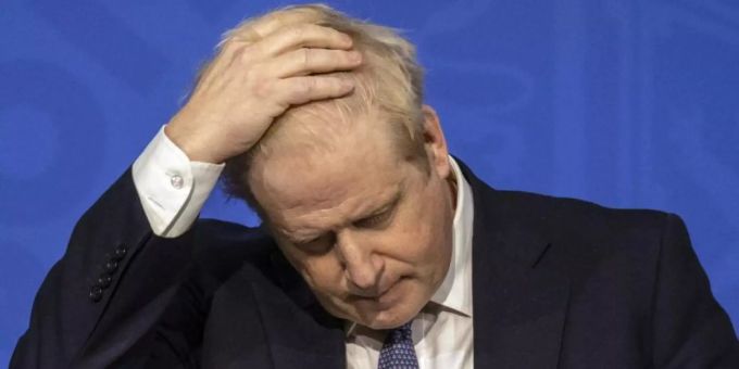 Boris Johnson, Premierminister von Grossbritannien, fasst sich mit der Hand an den Kopf, als er während einer Pressekonferenz über Corona-Massnahmen spricht. Foto: Jack Hill/The Times/PA Wire/dpa ada