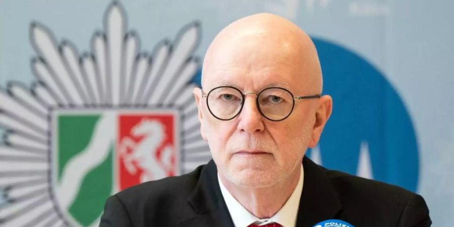 Der Kölner Polizeipräsident Uwe Jacob erläuterte die Ergebnisse der Emittler im Missbrauchskomplex Bergisch Gladbach. Foto: Federico Gambarini/dpa