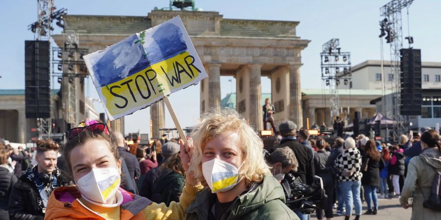 Teilnehmer der Solidaritätskundgebung "Sound of Peace" vor dem Brandenburger Tor.
