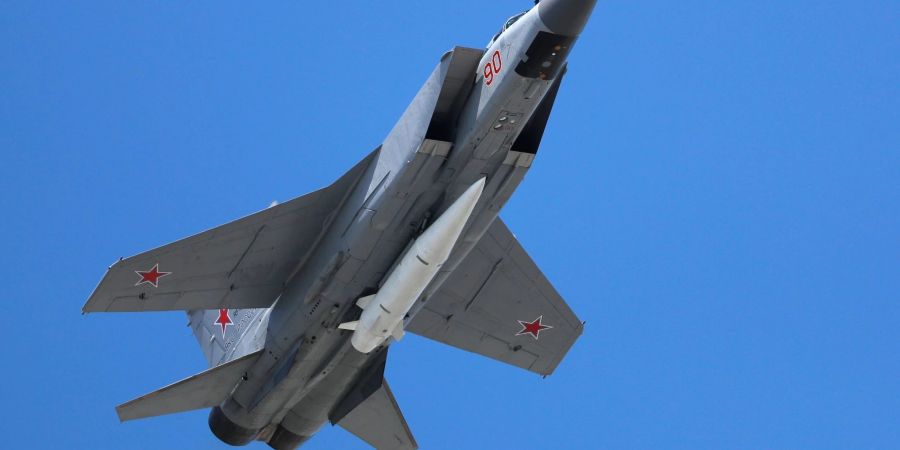 Ein Mikoyan MiG-31 Abfangjäger der russischen Luftwaffe fliegt bei einer russischen Militärparade mit einer ballistischen Luft-Boden-Rakete «Kinschal» (Kh-47M2 Kinzhal) durch die Luft.