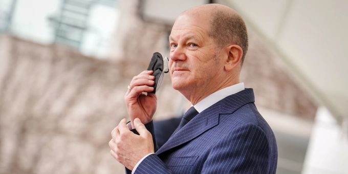 26.02.2022, Berlin: Bundeskanzler Olaf Scholz (SPD) wartet vor dem Bundeskanzleramt auf den Ministerpräsidentin von Polen und den Präsidenten von Litauen, die zu Gesprächen über den russischen Einmarsch in die Ukraine nach Berlin gekommen sind. Foto: Kay Nietfeld/dpa +++ dpa-Bildfunk +++ Ukraine-Konflikt - Scholz