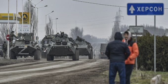 Russische Truppen auf der Krim am 25. Februar. Russian troops in Crimea head to mainland Ukraine