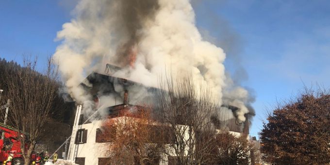 Um den Brand vollständig zu löschen, musste das Dach mit einem Lastwagenkranen abgedeckt werden. Brand