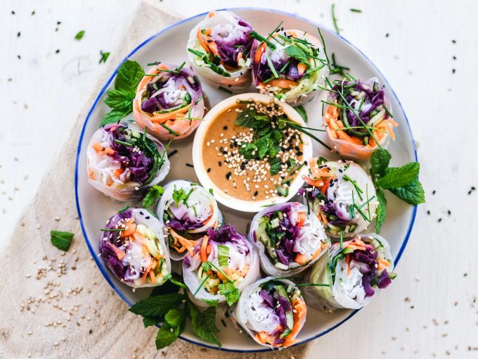 Krebse mögen liebevoll zusammengestellte Gerichte, zum Beispiel Gemüsesushi. Sushi vegan