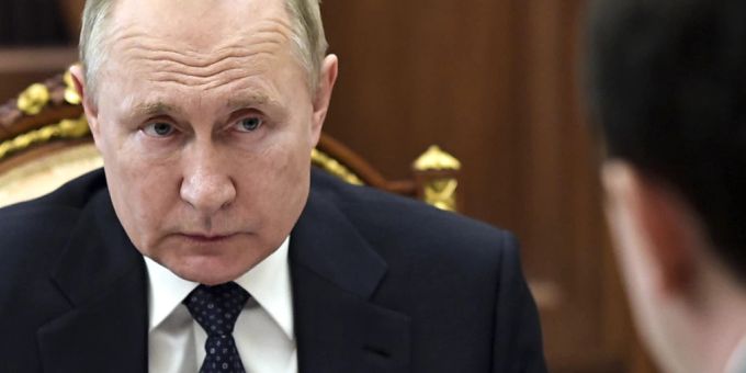 HANDOUT - Die russische Regierung rund um den Präsidenten Wladimir Putin hat Einreiseverbote gegen führende Vertreter der Europäischen Union verhängt. Foto: Mikhail Klimentyev/Pool Sputnik Kremlin/AP/dpa - ACHTUNG: Nur zur redaktionellen Verwendung im Zusammenhang mit der aktuellen Berichterstattung und nur mit vollständiger Nennung des vorstehenden Credits HANDOUT - Die russische Regierung rund um den Präsidenten Wladimir Putin hat Einreiseverbote gegen führende Vertreter der Europäischen Union verhängt. Foto: Mikhail Klimentyev/Pool Sputnik Kremlin/AP/dpa - ACHTUNG: Nur zur redaktionellen Verwendung im Zusammenhang mit der aktuellen Berichterstattung und nur mit vollständiger Nennung des vorstehenden Credits