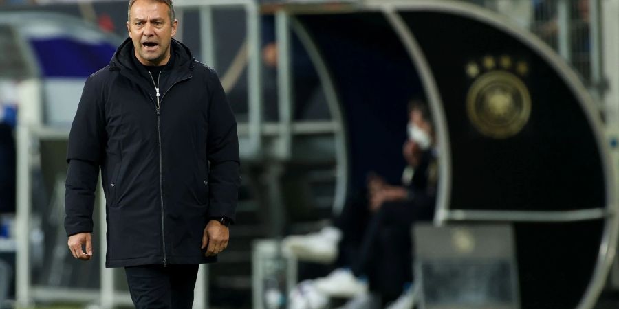 Bundestrainer Hansi Flick coacht seine Elf während der Partie gegen Israel.