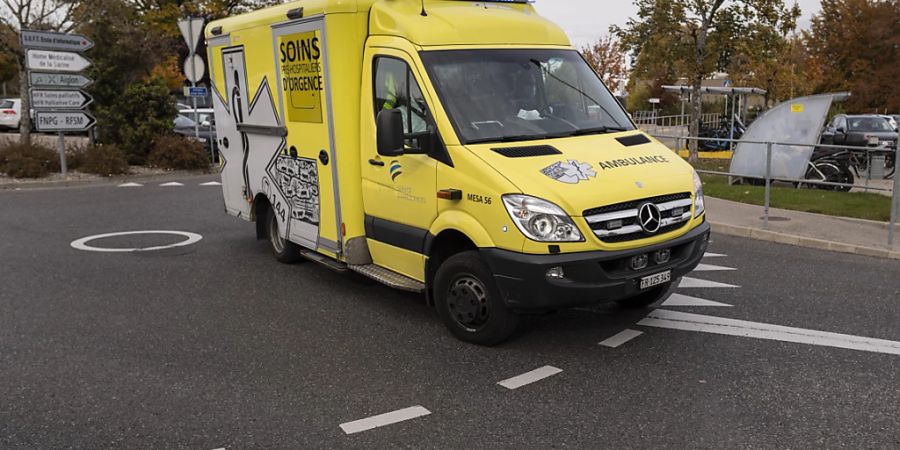 Ein 23-jähriger Autofahrer ist am frühen Samstagmorgen bei einem Verkehrsunfall in Enney FR ums Leben gekommen. (Symbolbild)