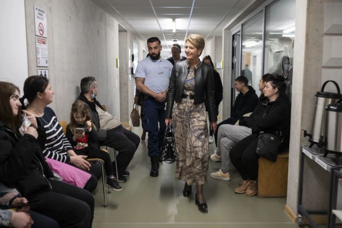 Bundesrätin Karin Keller-Sutter besucht eine Unterbringung der schutzsuchenden Ukrainerinnen und Ukrainer im Bundesasylzentrum in Basel. Keller