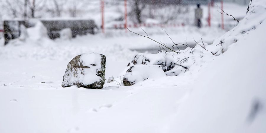 Wegen eines Steinschlags ist die Kantonsstrasse in Göschenen in Fahrtrichtung Süd sowie die Bahnstrecke Göschenen - Andermatt am Freitagabend gesperrt worden.