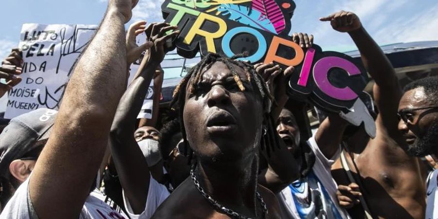 Menschen demonstrieren in Rio de Janeiro nach dem gewaltsamen Tod eines kongolesischen Einwanderers. Foto: Bruna Prado/AP/dpa