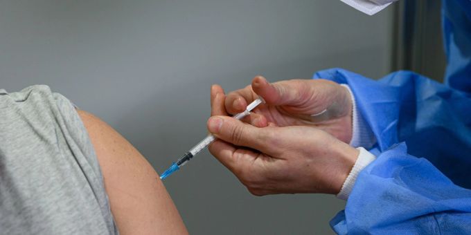 Bei Geimpften soll eine Covid-Infektion wie eine Booster-Impfung wirken. Bei Geimpften soll eine Covid-Infektion wie eine Booster-Impfung wirken.