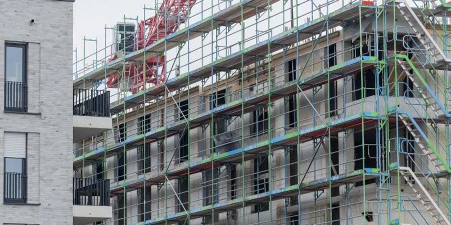 Neubauwohnungen entstehen: Angesichts einer Antragsflut hat die neue Bundesregierung die Förderung für energieeffiziente Gebäude vorläufig gestoppt. Foto: Rolf Vennenbernd/dpa