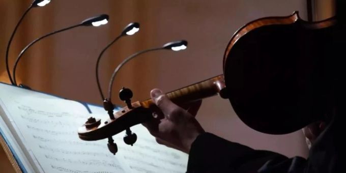 Eine Person spielt in einem Orchester. (Symbolbild) orchester