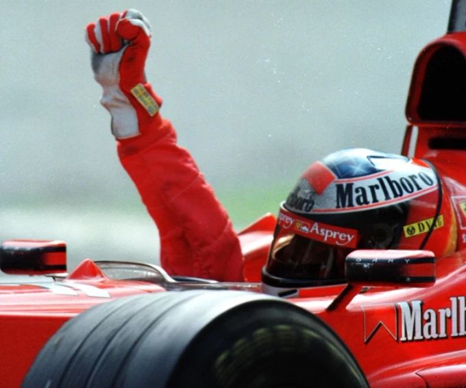 Die Siegerfaust von Michael Schumacher (Ferrari) nach einem Rennen der Formel 1 im Jahr 1998. Michael Schumacher Ferrari 1998