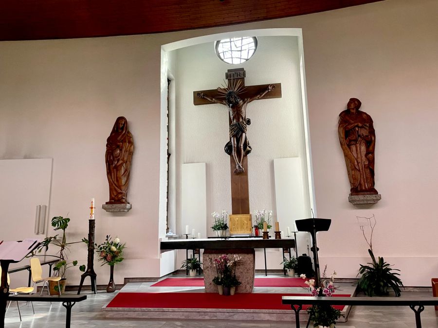 Kapelle Altar Kruzifix Skulpturen