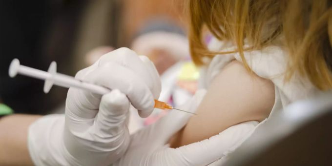 Ein Kind bekommt in Zürich die Impfung gegen das Coronavirus verabreicht. (Symbolbild) antibiotika impfungen