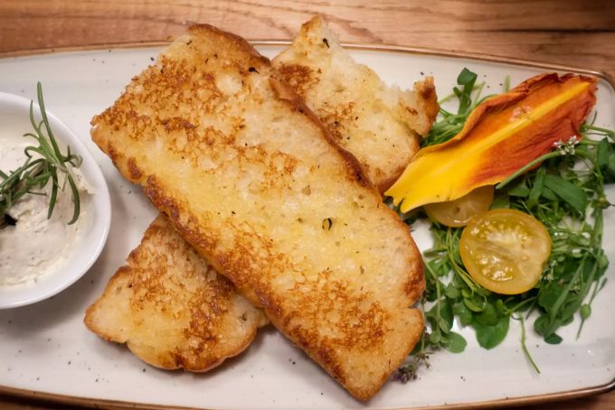Dieses leckere Kartoffel-Fladenbrot kommt aus der Küche von Stefanie Pröbstle. Kartoffelfladenbrot Teller Salat