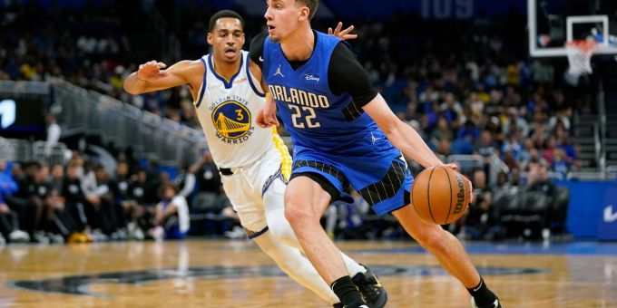 Orlandos Franz Wagner (r) in Aktion gegen Jordan Poole von Golden State. Orlandos Franz Wagner (r) in Aktion gegen Jordan Poole von Golden State.