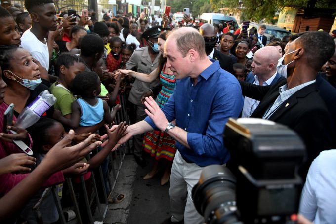 William schüttelt Hände und macht Fotos in Kingstown. The Duke and Duchess of Cambridge in Jamaica