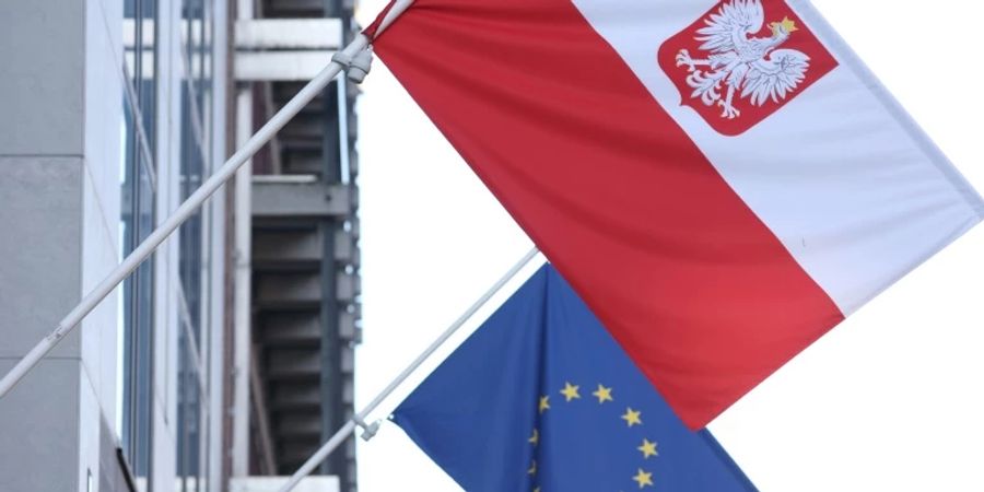 Polnische und EU-Flagge in Brüssel