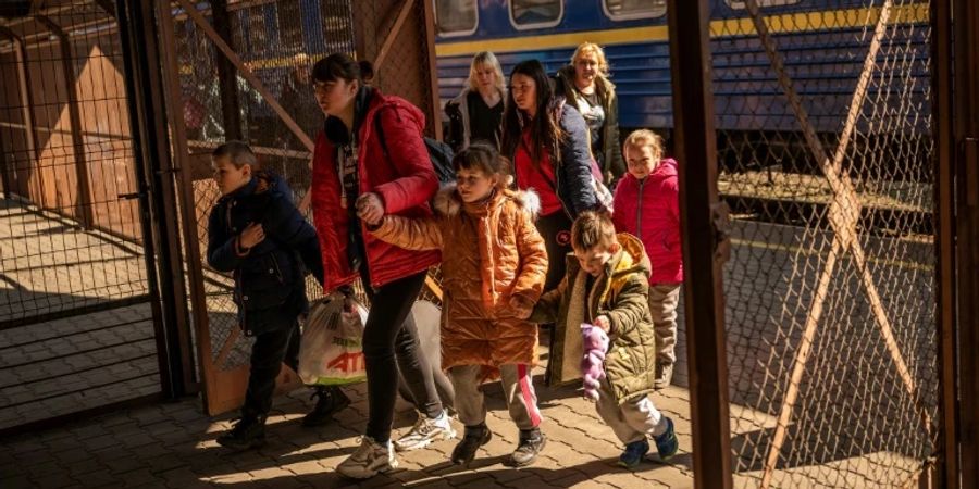 Flüchtlinge an einem Bahnhof in Polen