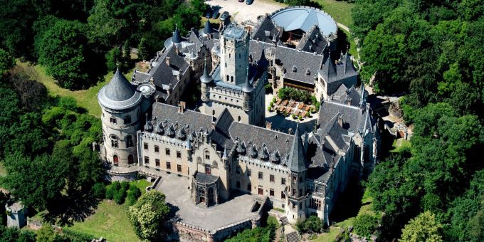 Das Schloss Marienburg steht auf der Südseite des Marienbergs. Das Schloss Marienburg steht auf der Südseite des Marienbergs.