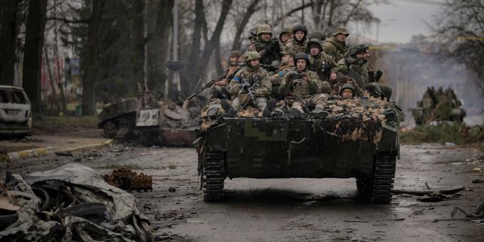 Ukrainische Soldaten fahren durch den Ort Butscha. Dort haben russische Truppen nach angaben von Präsidentenberater Mychajlo Podoljak viele Zivilisten getötet. butscha