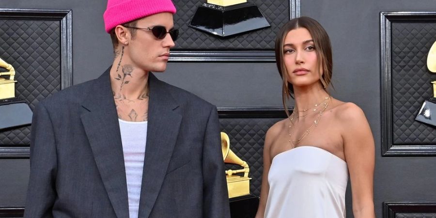 Justin und Hailey Bieber auf dem roten Teppich der Grammy Awards 2022.