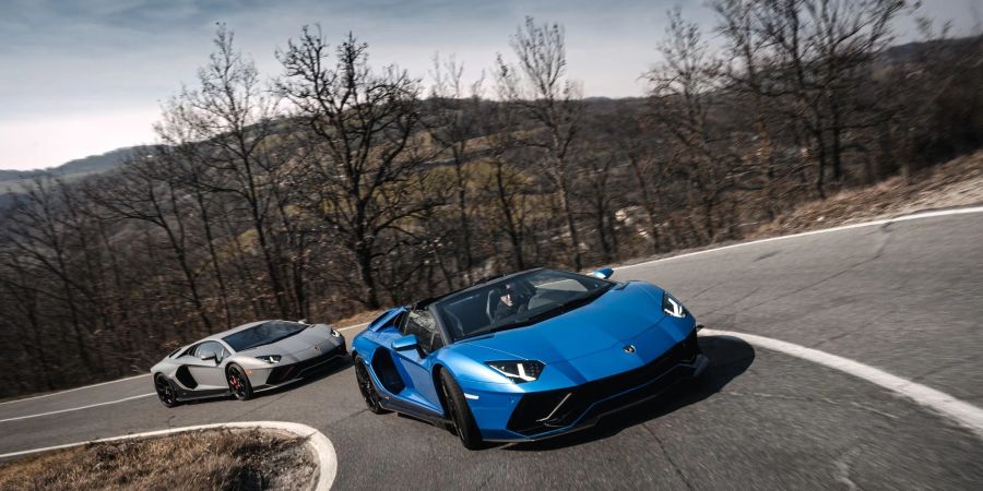 Potenter Abschied: Bevor der Aventador in Rente geht, legt Lamborghini Roadster und Coupé (hinten) als limitierte Ultimae-Edition auf.