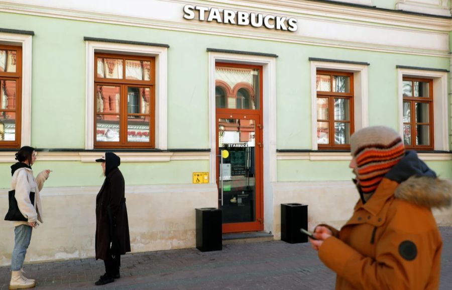 Der Kaffeeriese Starbucks zieht sich ebenfalls aus Russland zurück.