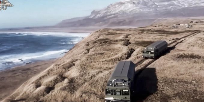 ARCHIV - ARCHIV - Dieses am 02.12.2021 vom russischen Verteidigungsministerium veröffentlichte Handout-Foto zeigt Bastion-Raketenwerfer auf der Matua-Insel, einem Teil der Kurilen-Inselkette. Foto: Uncredited/Russian Defense Ministry Press Service/dpa - ACHTUNG: Nur zur redaktionellen Verwendung und nur mit vollständiger Nennung des vorstehenden Credits ARCHIV - ARCHIV - Dieses am 02.12.2021 vom russischen Verteidigungsministerium veröffentlichte Handout-Foto zeigt Bastion-Raketenwerfer auf der Matua-Insel, einem Teil der Kurilen-Inselkette. Foto: Uncredited/Russian Defense Ministry Press Service/dpa - ACHTUNG: Nur zur redaktionellen Verwendung und nur mit vollständiger Nennung des vorstehenden Credits