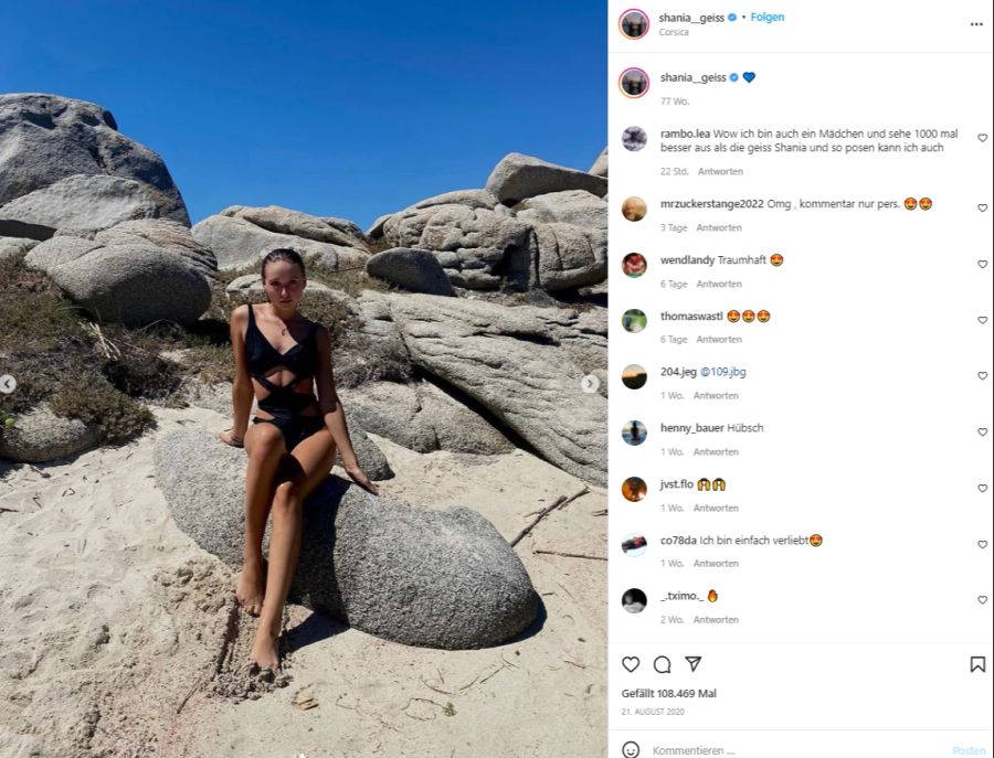 Shania Geiss zeigt posiert im Bikini vor der Kamera.