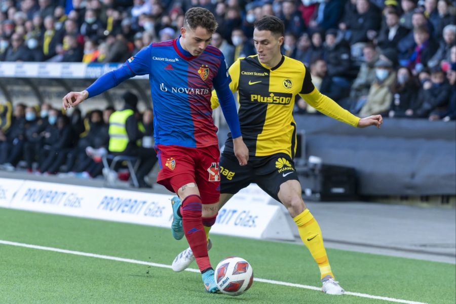 FCB-Stürmer Sebastiano Esposito (l.) im Duell mit YBs Vincent Sierro (r.).