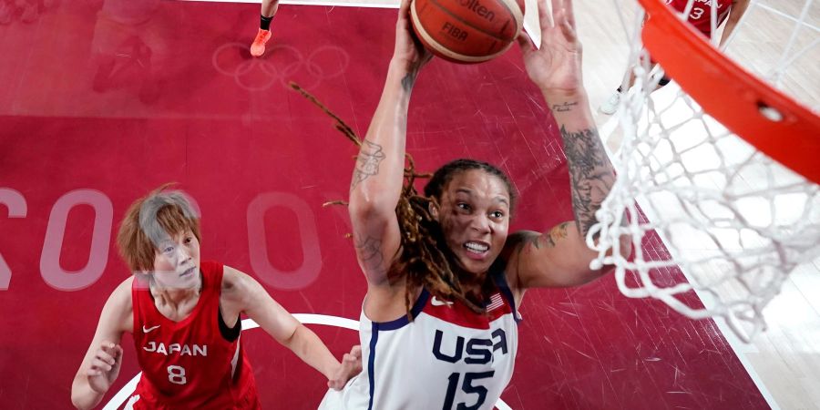 Brittney Griner (r) bei den Olympischen Spielen in Tokio. Die US-Basketballspielerin sitzt seit Mitte Februar wegen angeblichem Drogenbesitz in Russland fest.